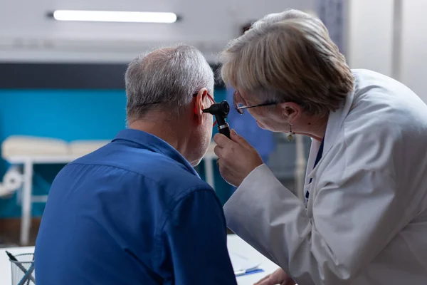 健康診断のために耳鼻咽喉科を受診する医師 — ストック写真