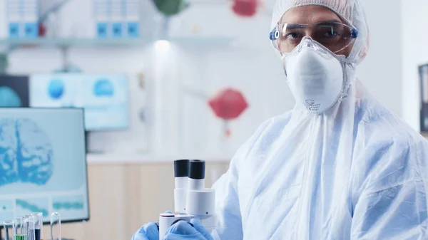 Портрет вченого-хіміка, який розробляє медичну вакцину для запобігання інфекції ковідором19 — стокове фото
