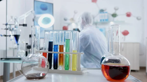 미생물학자인 의사는 의학적으로 투명 한 유리 제품을 사용하여 액체 용액을 혼합 한다 — 스톡 사진