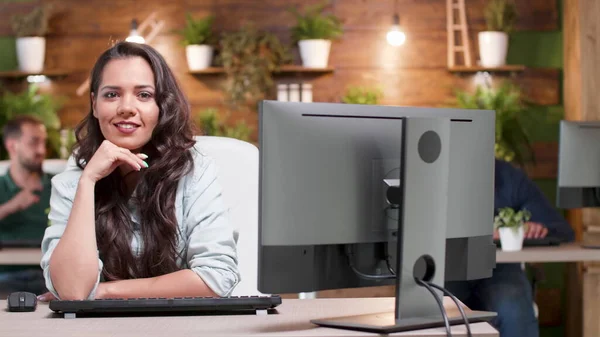 Portret uśmiechniętej, odnoszącej sukcesy bizneswoman siedzącej przy biurku w firmie startującej — Zdjęcie stockowe