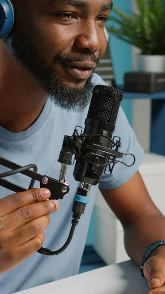 Nahaufnahme des Vloggers mit Mikrofon und Kopfhörer — Stockfoto