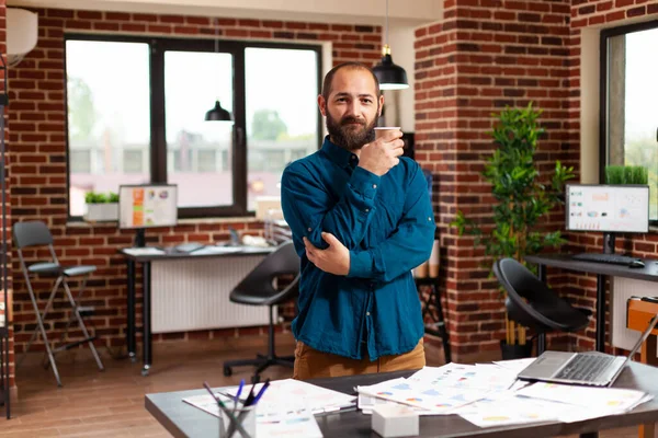 Retrato del empresario mirando a la cámara mientras trabaja en la presentación de marketing — Foto de Stock