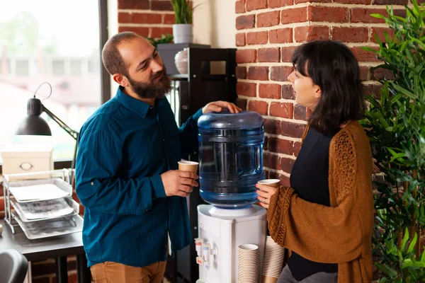 Gestionnaire exécutif prenant pause de travail parler avec l'entrepreneur collaborant et communiquant — Photo