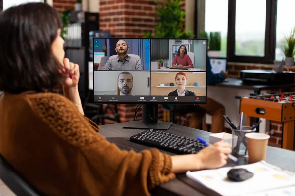 Empresária discutindo estratégia da empresa com colegas remotos durante videocall online — Fotografia de Stock