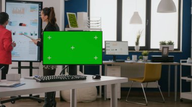Boş ofiste yeşil ekranlı bilgisayar