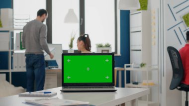 Bilgisayarında yeşil ekran olan boş masayı kapat