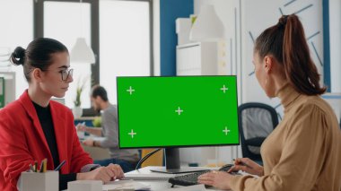 Çalışma arkadaşları yeşil ekranda çalışıyor