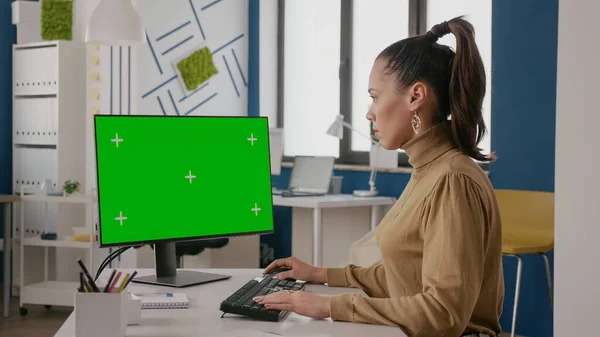 Business woman looking at display with green screen — Foto Stock