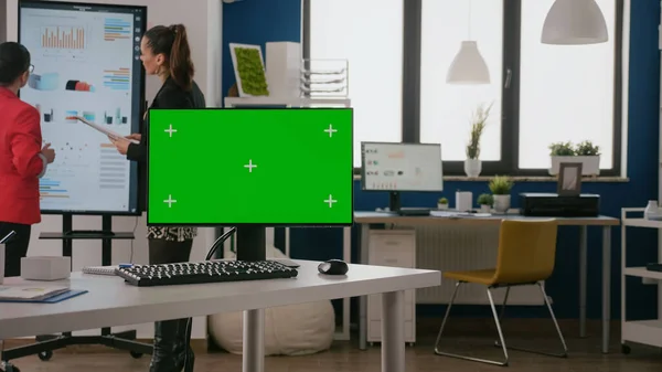 Компьютер с зеленым экраном в пустом офисе — стоковое фото