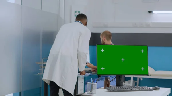Mock up layar hijau kroma komputer kunci dengan layar terisolasi berdiri di atas meja — Stok Foto