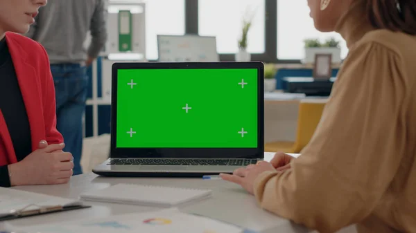 Gros plan de collègues utilisant l'écran vert sur un ordinateur portable — Photo