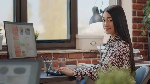 Портрет деловой женщины, работающей за компьютером для планирования проекта — стоковое фото