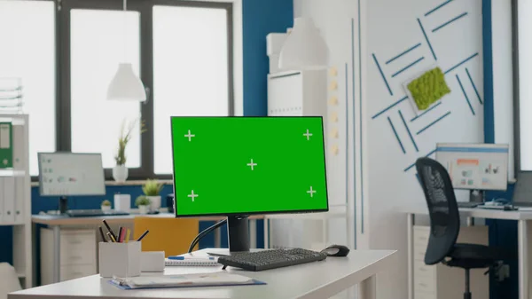 Primer plano del escritorio vacío con pantalla verde aislada en el monitor — Foto de Stock