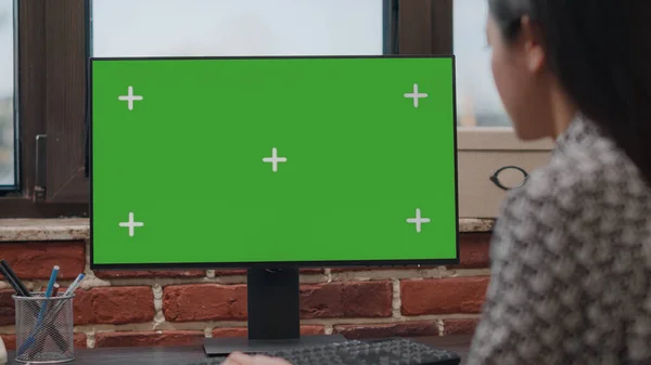 Крупный план рабочего с помощью компьютера с горизонтальным зеленым экраном — стоковое фото