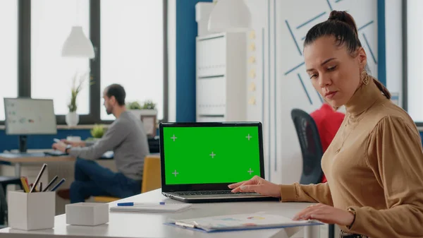 Pessoa que trabalha com tela verde no laptop — Fotografia de Stock