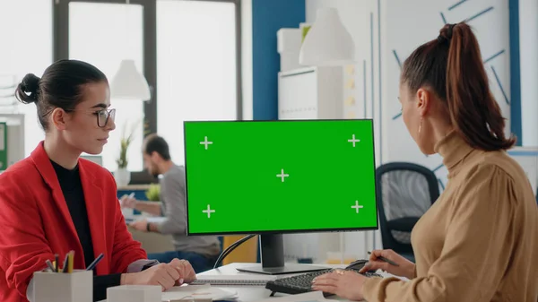 Коллеги работают с зеленым экраном на мониторе — стоковое фото