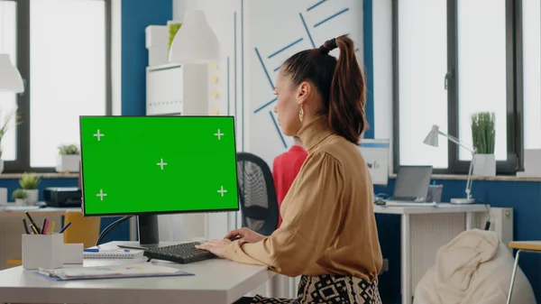 Mulher de negócios olhando para o computador com tela verde — Fotografia de Stock