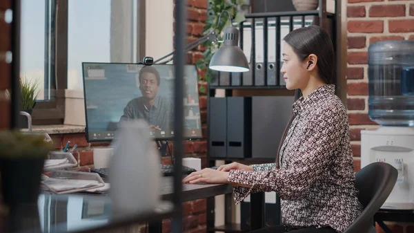 İş kadını iş arkadaşıyla konuşmak için video çağrısı yapıyor.