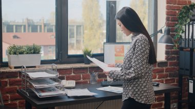 Girişimciyi, iş haritaları için kağıtları kullanarak kapat