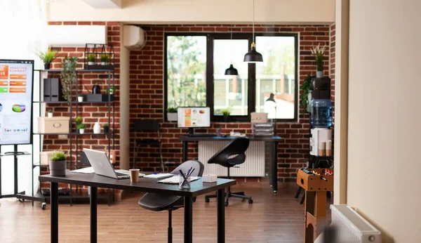 Niemand in het kantoor met bureaus en moderne apparatuur — Stockfoto