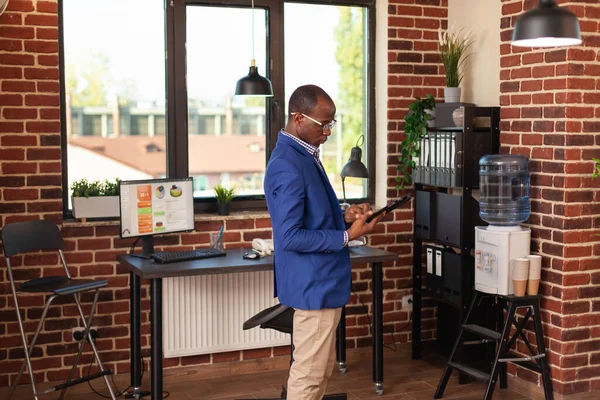 Homem de negócios usando tablet digital para planejar projeto e estratégia no escritório de inicialização — Fotografia de Stock