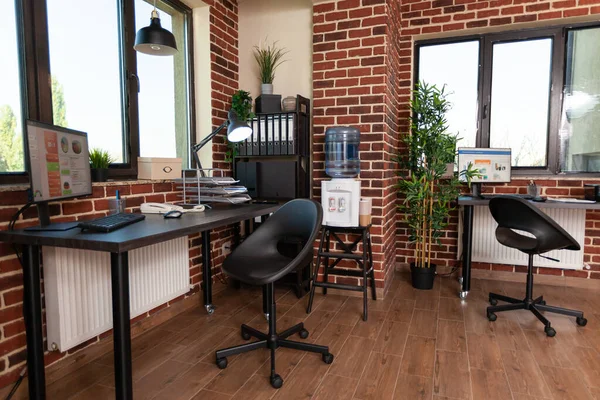 Närbild av tomt hörn med skrivbord i start kontor — Stockfoto
