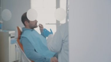 Olgun dişçi hastayla oral bakım danışmanlığı yapıyor.