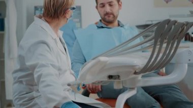 Diş hekimi uzmanı çürük sorunlarını incelemek için diş aletleri kullanıyor