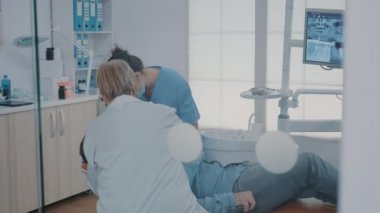 Oral bakım kliniğinde diş çektiren uzmanlardan oluşan bir ekip