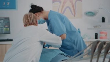 Diş hekimliği ekibi diş ağrısı olan hastaya diş çektirme işlemi yapıyor.