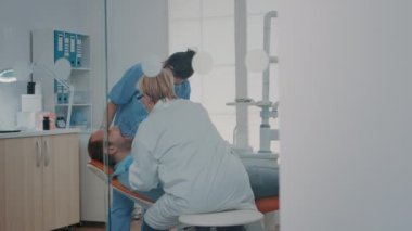 Diş muayenesi için dişçi aletleri kullanıyor.