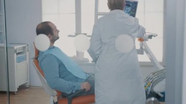 Diş hekimliği kabinesinde x-ray taraması teşhisini gösteren sıhhiye.