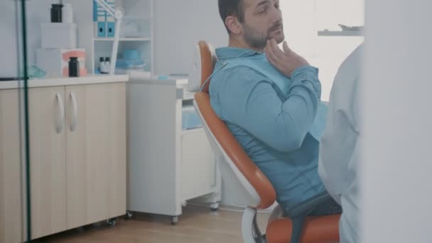 Zahnarzt und Patient sprechen über Röntgenuntersuchung der Zähne — Stockvideo