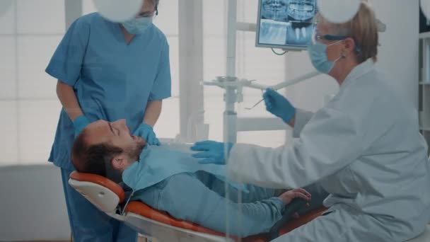 Équipe de dentisterie faisant consultation dentaire pour traiter le patient — Video