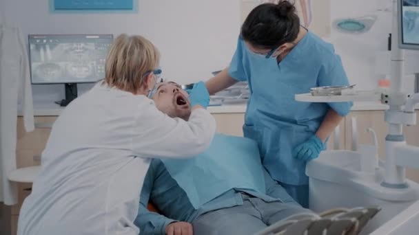 Équipe de spécialistes à la recherche d'une prothèse après une intervention chirurgicale — Video