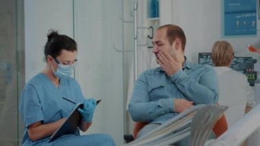 Stomatoloji ziyaretinde diş hekimliğine diş ağrısını açıklayan hasta