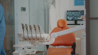 Kıdemli dişçiyle görüşen hasta.