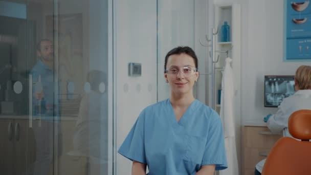 Portret pielęgniarki dentystycznej w okularach ochronnych i mundurowych — Wideo stockowe