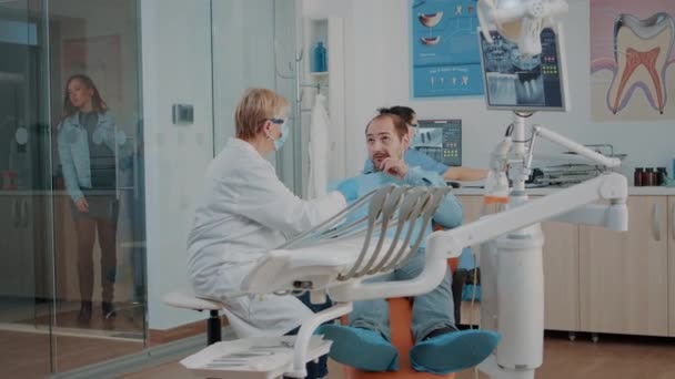 Dental expert fazendo exame para tratar o paciente com cárie — Vídeo de Stock