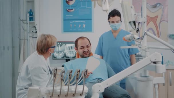 Espejo de retención del paciente para ver alineación de los dientes después del procedimiento dental — Vídeos de Stock
