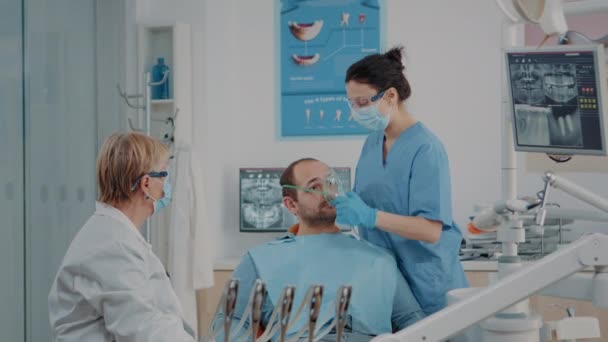 Enfermeira de Odontologia fazendo anestesia com máscara de oxigênio no paciente — Vídeo de Stock