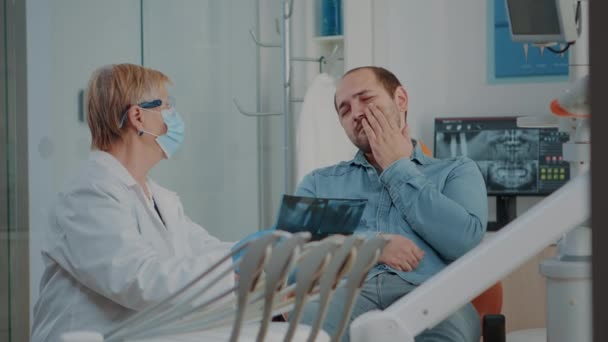 Patiënt die klaagt over kiespijn tijdens stomatologie consult — Stockvideo