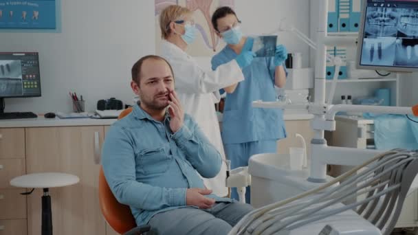 Paciente de odontologia expressando dor de dente grave no armário de cuidados orais — Vídeo de Stock