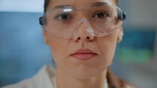 Bioquímico con gafas de seguridad y bata blanca en laboratorio —  Fotos de Stock