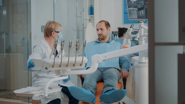 Стоматолог проводит стоматологическое обследование с помощью ортодонтических инструментов — стоковое фото
