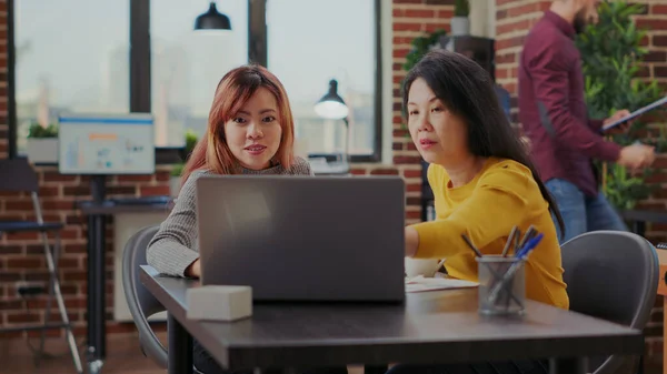 Femmes d'affaires pointant vers l'écran d'ordinateur portable pour travailler sur le plan financier — Photo