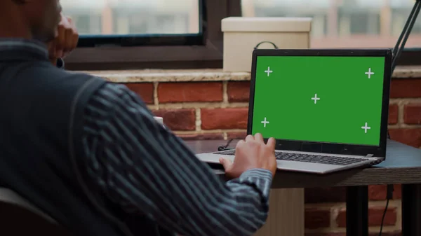 Lavoratore aziendale che utilizza laptop con schermo verde in ufficio — Foto Stock