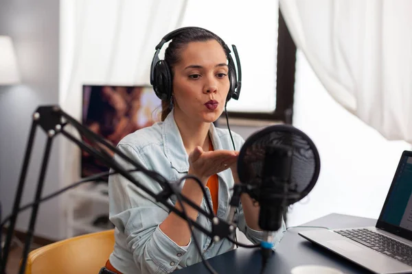 Vrouw influencer blazen kus op microfoon — Stockfoto