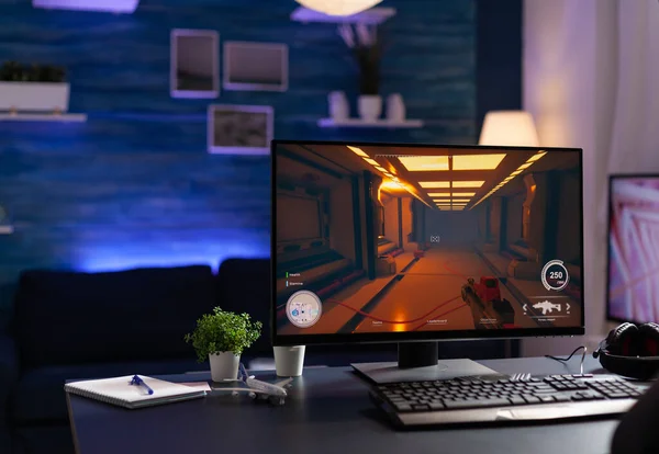 Niemand aan het bureau met online videospelletjes op de computer — Stockfoto
