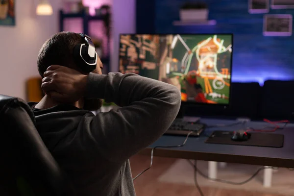 Man getting ready to play video games on computer — Fotografia de Stock